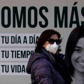Una mujer camina este jueves con mascarilla por una céntrica calle de La Coruña.