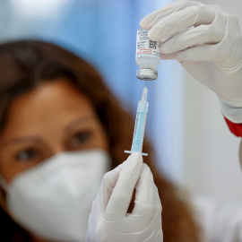 Una enfermera carga una dosis de la vacuna contra la covid que será administrada este lunes en el Corte Inglés de Arapiles, en Madrid.