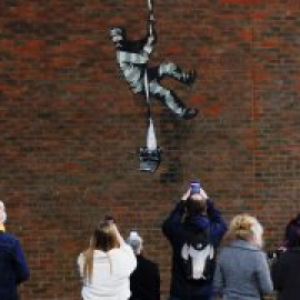 Una posible obra de Banksy aparece en el muro de la prisión donde fue encarcelado Oscar Wilde