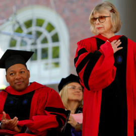 Ceremonia en la que la escritora Joan Didion recibe el título honorario de Doctora en Letras en la Universidad de Harvard en Cambridge, a 4 de junio de 2009.