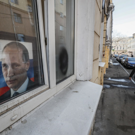 Un hombre pasa frente a una imagen de Vladímir Putin en Moscú, Rusia, este 21 de marzo de 2022.