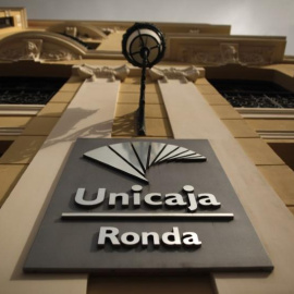 El logo de Unicaja en una oficina de Ronda (Málaga). REUTERS/Jon Nazca