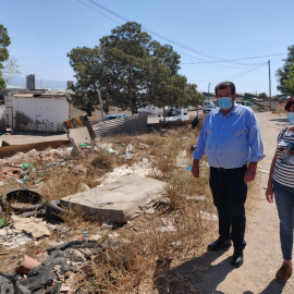 La portavoz del grupo socialista de El Ejido, Maribel Carrión, y el secretario general del PSOE municipal, José Miguel Carrión, frente a un asentamiento chabolista, en La Molina. - Santiago F. Reviejo