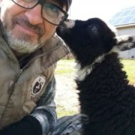 Un activista italiano y los 400 animales de su refugio, rodeados por las tropas rusas al norte de Kiev