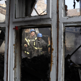 24/3/22-Bomberos ucranianos trabajan en una casa que fue atacada por Rusia en Kiev, Ucrania, a 23 de marzo de 2022.