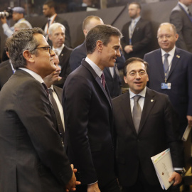 El presidente del Gobierno, Pedro Sánchez, junto al ministro de Exteriores, José Manuel Albares, este jueves en Bruselas con motivo de la cumbre de la OTAN.