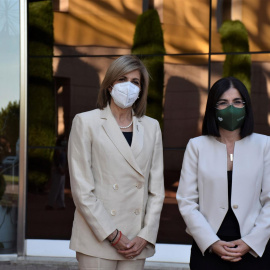 La ministra de Sanidad, Carolina Darias (d), posa junto a la comisaria europea de Salud y Seguridad Alimentaria, Stella Kyriakides (i), durante su visita al Centro Nacional de Investigaciones Oncológicas (CNIO).