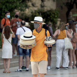 El repunte acelerado de los contagios, sobre todo entre la población más joven, ha llevado a muchas comunidades a reforzar las restricciones, en especial al ocio nocturno, justo en un momento vital para la temporada turística con la ansiada llegada de 