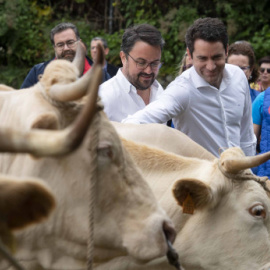 El secretario general del PP, Teodoro García Egea, visita una ganadería en La Palma.