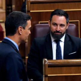 El presidente del Gobierno en funciones, Pedro Sánchez, y el líder de Vox, Santiago Abascal, antes del inicio de la sesión constitutiva de la XIII Legislatura. EFE/Ballesteros