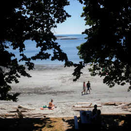 28/06/2021. Varias personas acuden a la playa para refrescarse durante la ola de calor sufrida en la Columbia Británica, en Canadá. - REUTERS