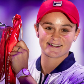 Ashleigh Barty levanta el trofeo que le ha reportado el mayor premio en la historia de su deporte. EFE/EPA/ALEX PLAVEVSKI