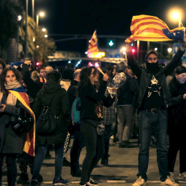03/11/2019.- Los CDR convocan una cacerolada hoy domingo frente al Hotel Juan Carlos I para protestar por la visita del rey a Barcelona. EFE/Marta Pérez