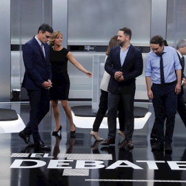 Los candidatos a la presidencia del Gobierno, (i-d) Pablo Casado, Pedro Sánchez, Santiago Abascal, Pablo Iglesias y Albert Rivera, momentos antes de comenzar el debate electoral que será moderado por los periodistas Ana Blanco y Vicente Vallés. EFE/Jua