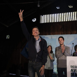 El candidato a la Presidencia del Gobierno de Más País, Íñigo Errejón, y el número uno de la lista de Asturias y uno de sus 'gurús' económicos, Segundo González en un mitin de precamaña / Más País