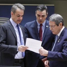 El presidente del Gobierno, Pedro Sánchez, junto al primer ministro griego, Kyriakos Mitsotakis  y el presidente de Chipre, Nicos Anastasiades, durante el Consejo Europeo de Bruselas.