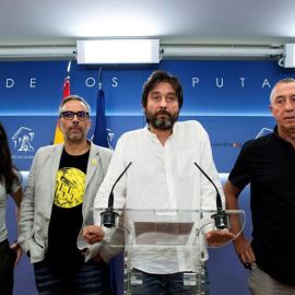 El diputado de Podemos Rafael Mayoral (2d), el portavoz de Compromís Joan Baldoví (d), el portavoz de Compromís Joan Baldoví (2i), y la portavoz de Podemos Ione Belarra, durante la rueda de prensa esta mañana en el Congreso de los Diputados.- EFE/Luc