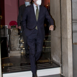 (21/4/2021) Ángel Acebes a la salida de una cena con Tita Cerbera y Borja Thyssen en abril de 2021.