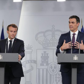 El presidente del Gobierno, Pedro Sánchez (d), y el presidente de Francia, Emmanuel Macron (i), durante la rueda de prensa que han ofrecido esta tarde tras reunirse en el Palacio de la Moncloa de Madrid. EFE/ Zipi