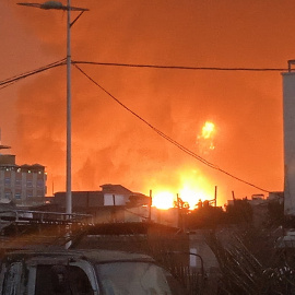 Una gran columna de fuego surge tras los ataques israelíes en la ciudad portuaria de Hodeida, controlada por los hutíes, el 20 de julio de 2024. Aviones de guerra israelíes atacaron el puerto yemení un día después de que un ataque con drones de los 