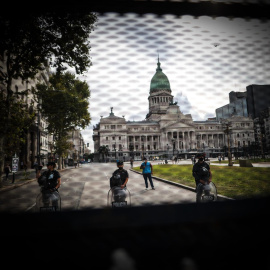17/03/2022.- Autoridades vigilan los alrededores de la Casa Rosada mientras manifestantes se concentran hoy, jueves en Buenos Aires. El Gobierno de Alberto Fernández afronta este jueves una sesión clave en el Senado argentino con vistas a lograr el aval
