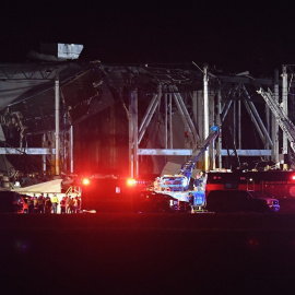 Agentes de seguridad rodean un centro de distribución de Amazon dañado el 10 de diciembre de 2021 en Edwardsville, Illinois