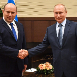 El presidente de Rusia, Vladimir Puti, recibe al primer ministro israelí, Naftali Bennett, antes de su reunión conjunta.