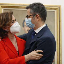 El nuevo ministro de la Presidencia, Relaciones con las Cortes y Memoria Democrática, Félix Bolaños, es felicitado por su antecesora en el cargo, Carmen Calvo.