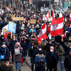 Imagen de archivo de una protesta en Viena por las restricciones por el coronavirus.