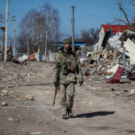 Un soldado ucraniano pasea por un barrio destruido en el este de la región de Kiev.