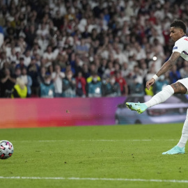 El jugador inglés Marcus Rashford lanza el penalti que finalmente atajaría Donnarumma.