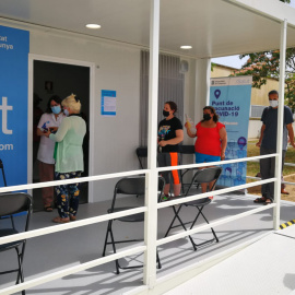 Persones fent cua per vacunar-se sense cita prèvia a Girona.