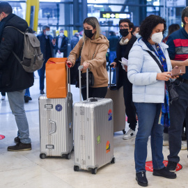 Varias personas en el aeropuerto de Adolfo Suárez, un día previo a la Nochebuena.