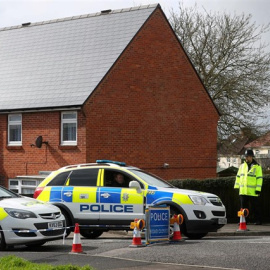Agentes de la policía británica  protegen el área acordonada alrededor de la casa del ex oficial de inteligencia ruso Sergei Skripal en Salisbury (Reino Unido) / REUTERS - HANNAH MCKAY