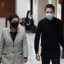 10/11/2021.- La portavoz de EH Bildu en el Congreso de los Diputados, Mertxe Aizpurua, y el líder de Más País, Íñigo Errejón, se dirigen a una Junta de Portavoces en el Congreso de los Diputados, a 10 de noviembre de 2021, en Madrid, (España). Edua
