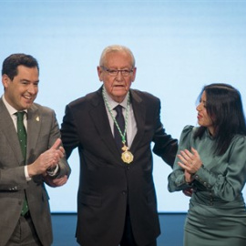 El presidente de la Junta de Andalucía Juanma Moreno (i), junto a la presidenta del Parlamento de Andalucía, Marta Bosquet (d), otorga la Medalla de Andalucía Manuel Clavero a el expresidente socialista de la Junta de Andalucía, Rafael Escuredo (c). E