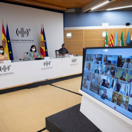 La ministra de Sanidad Carolina Darias, el director del Centro de Coordinación de Alertas y Emergencias Sanitarias Fernando Simón, y la Secretaria de Estado de Sanidad Silvia Calzón (i), en la Comisión Interterritorial de Salud de este 14 de julio de 