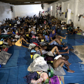 Imagen de archivo de cientos de personas hacinadas en un campo de detención de migrantes en Libia.