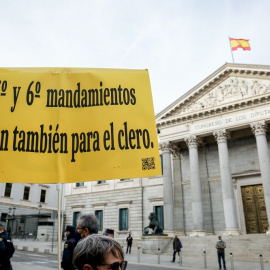 28/03/2022. Protesta frente al Congreso por el contra el acuerdo Iglesia-Gobierno sobre inmatriculaciones, a 16/02/2022,