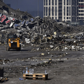 28/03/2022 Un soldado ucraniano camina junto a un centro comercial dañado en el distrito de Podilskyi tras un ataque con misiles rusos, que tuvo lugar el 23 de marzo de 2022.