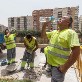 Trabajadores de la construcción beben agua en Murcia.