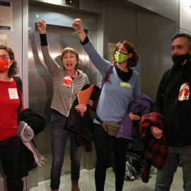 Diversos membres del comitè de vaga, després de sortir de la mediació amb el departament d'Educació, sense arribar a cap acord.