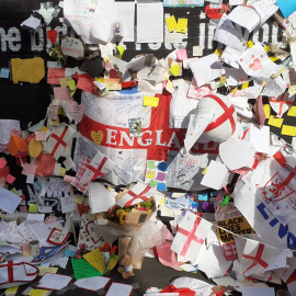 Detalle del mural de Marcus Rashford donde cientos de aficionados han mostrado su cariño a los jugadores.