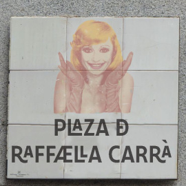 Imagen de la placa de la plaza madrileña Raffaela Carrà. (twitter)
