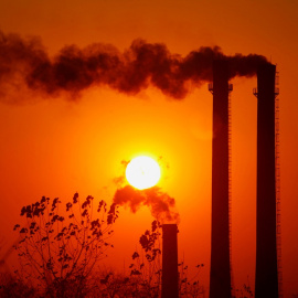 El humo sale de las chimeneas de una refinería de petróleo en Nanjing, provincia de Jiangsu, en el este de China.