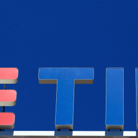 El logo de Telecom Italia, e lo alto de un edificio en Milán (Italia). REUTERS/Stefano Rellandini