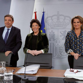 Los ministros en funciones de Agricultura, Pesca y Alimentación, Luis Planas; Educación y Formación y Portavoz, Isabel Celáa (c), y Transición Ecológica, Teresa Ribera, al inicio de la rueda de prensa posterior a la reunión del Consejo de Ministros