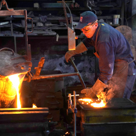 Un trabajador de la planta siderúrgica de Mugarri Fundiciones, en Manaria, cerca de Bilbao. REUTERS/Vincent West
