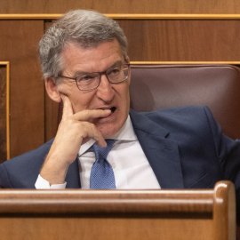 El presidente del Partido Popular, Alberto Núñez Feijóo, durante el pleno en el Congreso donde Pedro Sánchez ha expuesto su plan de regeneración democrática.