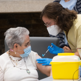 Nieves Cabo recibe la tercera dosis de Pfizer, o dosis 'extra', en la residencia Santiago Puerta del Camino, en Santiago de Compostela.